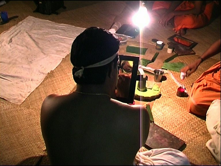Aharya abhinaya, o figurino e a maquiagem do Kathakali.