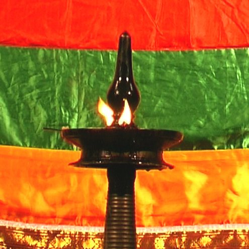 A lâmpada de óleo (kalivilakku) que ilumina o Kathakali.