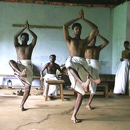 Saudação ritual na prática do Kathakali.