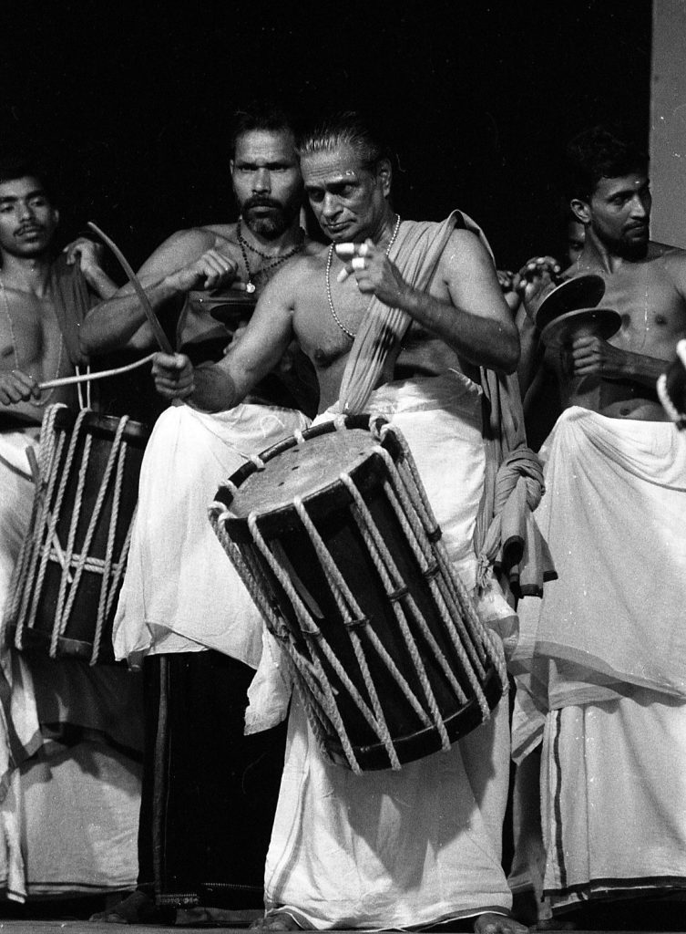 Percussão do Kathakali. Acervo TTB.